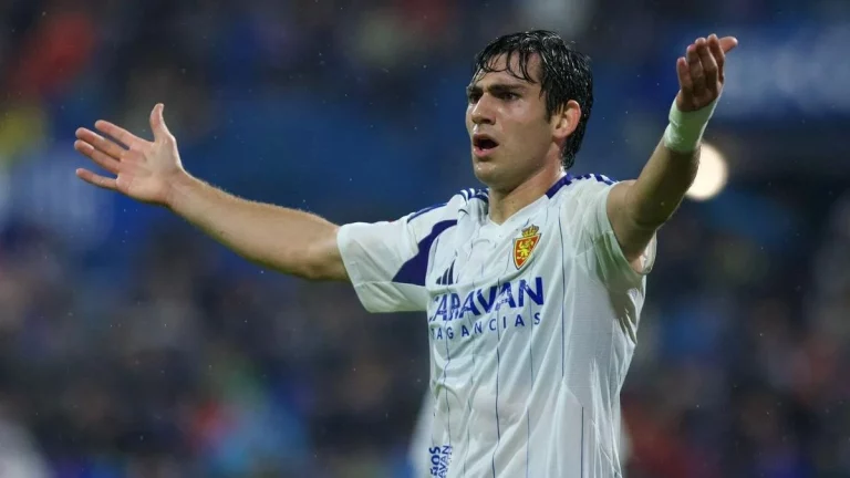 Ivan Azón tiene una oferta de última hora para salir del Zaragoza