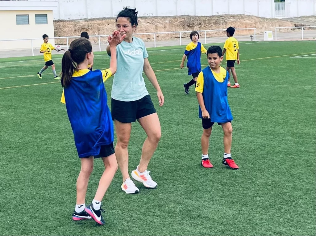 Ivana entrenando con ninos