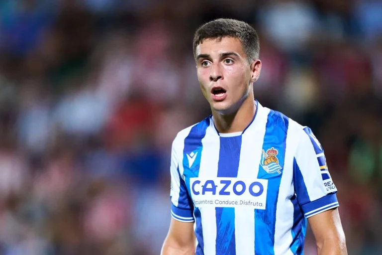 Jon Karrikaburu sienta a Racing y Real Sociedad para zanjar su futuro