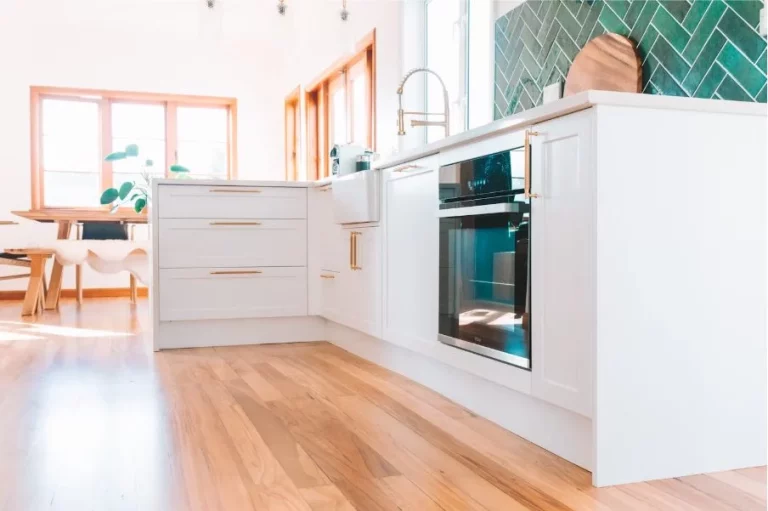 La ingeniosa solución de Leroy Merlin para olvidarte de las manchas de aceite y agua del suelo de la cocina