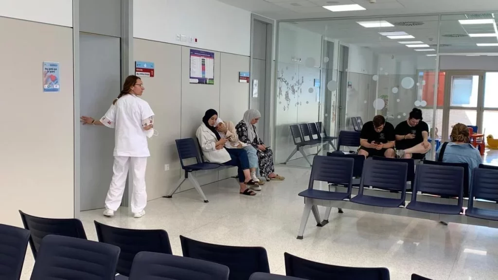 La sobrecarga del sistema sanitario: esperas prolongadas y recursos limitados