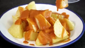 Por qué las patatas bravas de bar nunca quedan igual en casa y el problema no está en la salsa