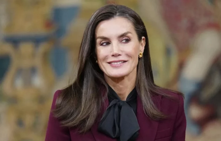 Le llueven palos a la reina Letizia y a quienes aplauden el look que ha llevado por Valencia