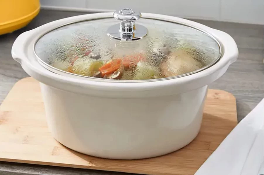 comida servida en olla eléctrica de cocción lenta