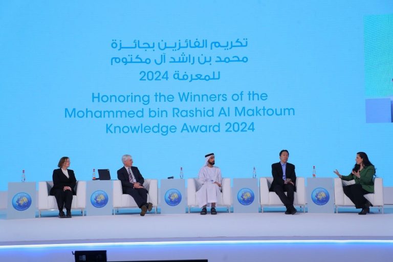 El Dr. Andrew Ng Yan Tak, el Dr. David M Clark y la Dra. Anke Ehlers ganan el premio al conocimiento MBRKA