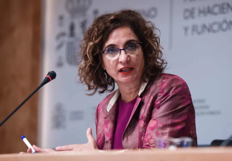 Montero hunde a los grandes promotores: más de 600 M€ se evaporan en Bolsa