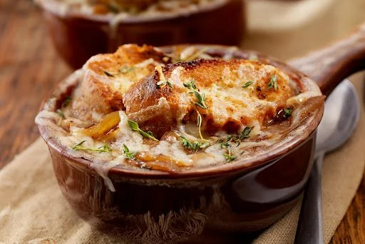 Ni Berasategui ni Arguiñano: aprende a preparar una reconfortante sopa de cebolla al estilo francés