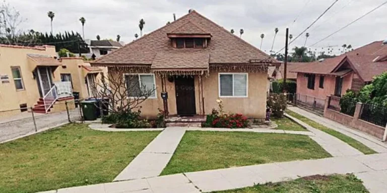 Pensaba que los ruidos eran de animales, pero tenía a un hombre desnudo viviendo debajo de su casa