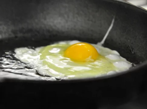 Por qué saltan los huevos fritos ¿Por qué saltan los huevos fritos?