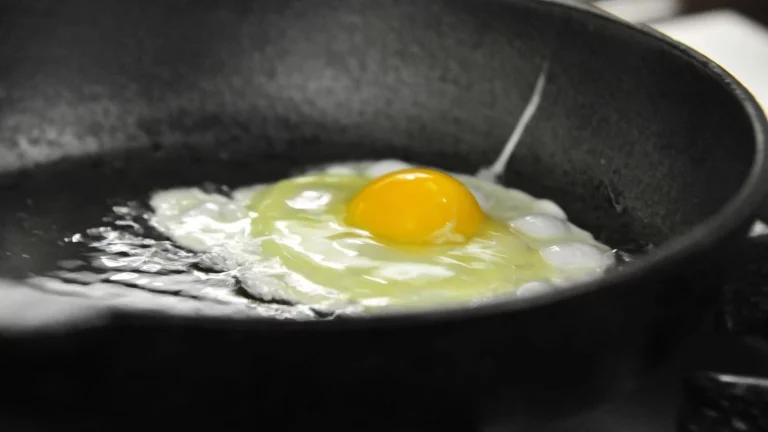 El truco para unos huevos fritos crujientes sin añadir aceite extra a la sartén