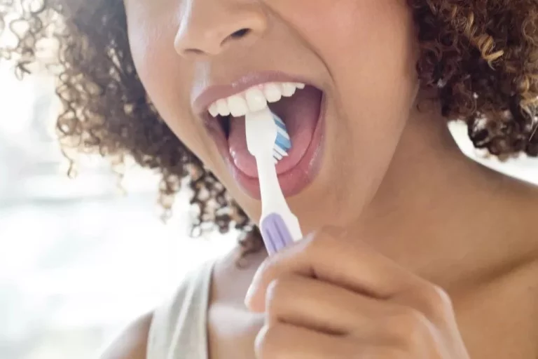¿Te cepillas la lengua al lavarte los dientes? Debes saber esto