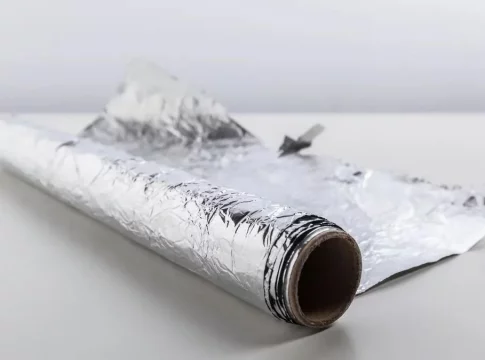 Te has preguntado por qué el papel de aluminio tiene un lado mate y otro brillante ¿Te has preguntado por qué el papel de aluminio tiene un lado mate y otro brillante?