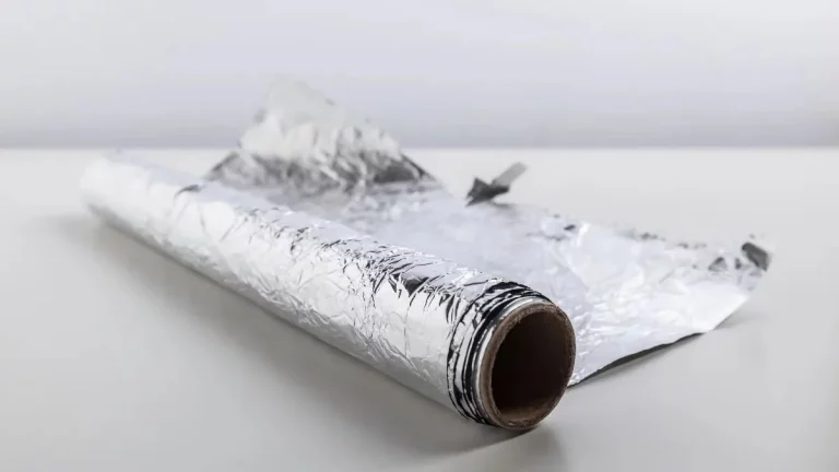 ¿Te has preguntado por qué el papel de aluminio tiene un lado mate y otro brillante?
