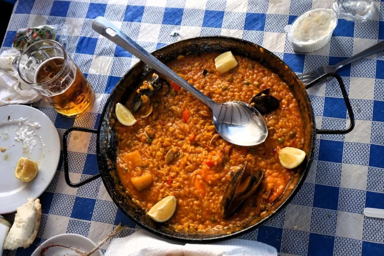 Un hombre va a pagar una paella que no le han cobrado en Málaga y la cuenta de Twitter SoyCamarero recoge su historia