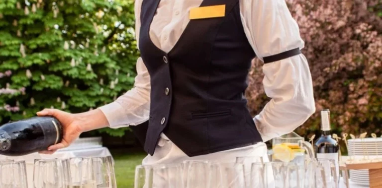 Una joven camarera renuncia en su primer día de trabajo tras lo que ha descubierto