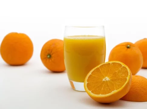 Una niña descubre la receta perfecta de zumo de naranja, simple y riquísimo Una niña descubre la receta perfecta de zumo de naranja, simple y riquísimo