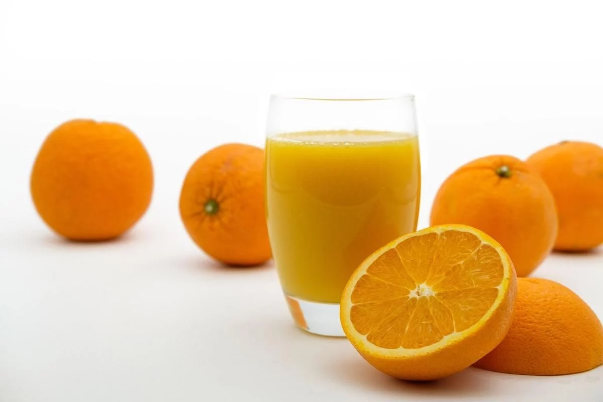 Una niña descubre la receta perfecta de zumo de naranja, simple y riquísimo Una niña descubre la receta perfecta de zumo de naranja, simple y riquísimo