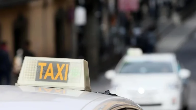 La cantidad de dinero que gana un taxista al día