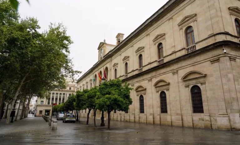 El Ayuntamiento de Sevilla activa un plan municipal por el aviso naranja de la AEMET