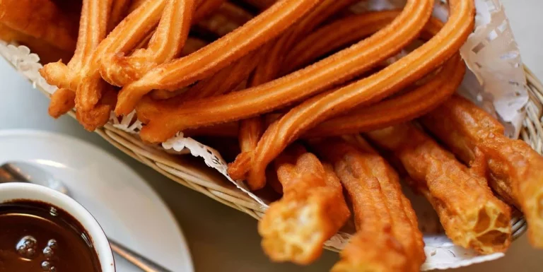 Churros crujientes que aguantan todo el día: el truco que revoluciona la merienda española