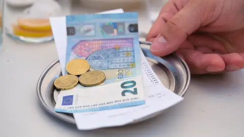 La OCU aclara si es legal que los bares te cobren el hielo, el agua o los cubiertos