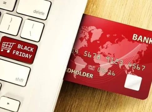 El error de financiar compras con tarjeta en Black Friday o Navidad, más de un 140% más caro que un préstamo El error de financiar compras con tarjeta en Black Friday o Navidad, más de un 140% más caro que un préstamo
