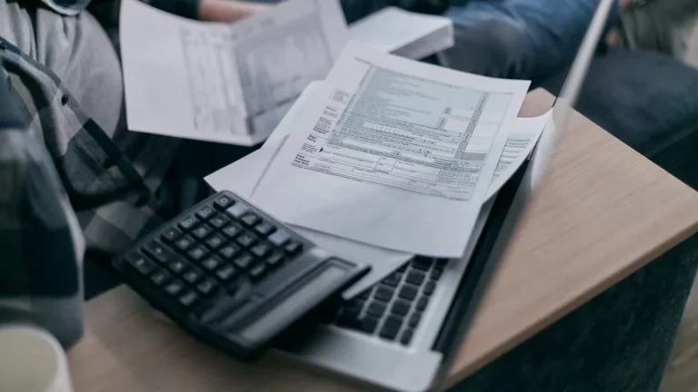 La OCU nos cuenta cómo ahorrar 700 euros en la factura de la luz