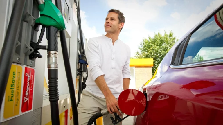 Gasolineras low cost: la opción de la mitad de los conductores para ahorrar en carburante