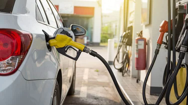 Casi todo el mundo echa así la gasolina y es perjudicial para el motor y el bolsillo
