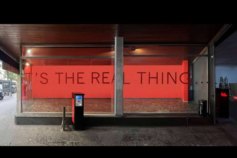 Robert Barry inaugura Parking, un nuevo proyecto de arte contemporáneo en el espacio público de Barcelona