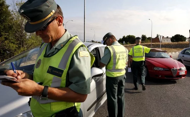 Las 3 cosas que la DGT te obliga a llevar en el coche siempre