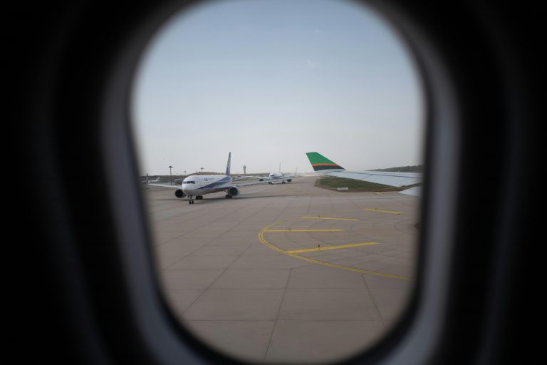 Según una nueva encuesta de AirHelp, estas son las cosas más frustrantes a la hora de viajar en avión