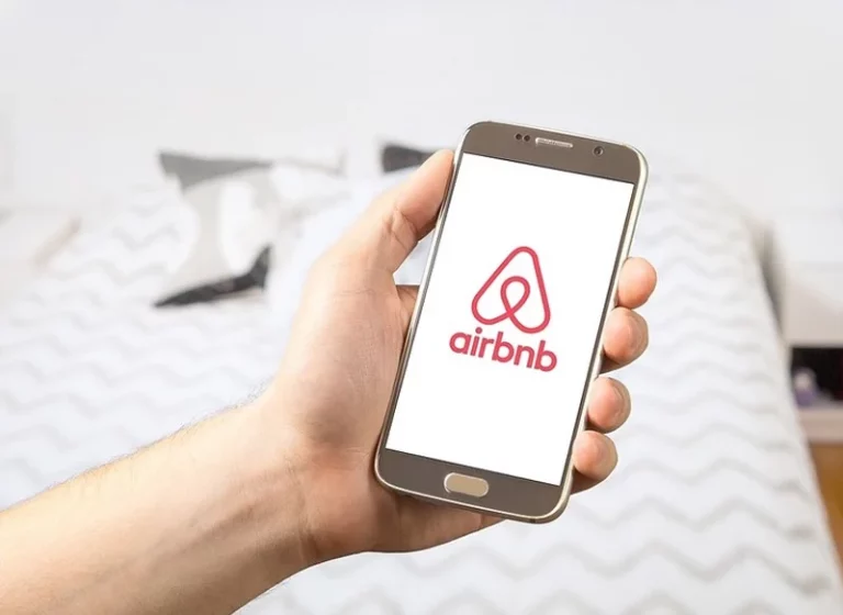 Airbnb rompe récords de ingresos pese a las críticas por su efecto en la vivienda