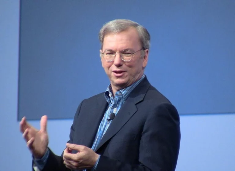 El antiguo CEO de Google advierte de que llegará el momento de 'desconectar' los sistemas de IA