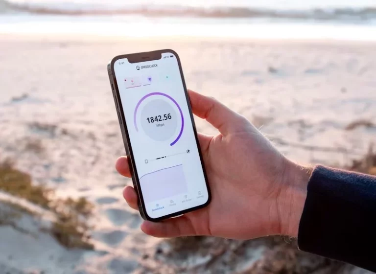 La Policía Nacional te recomienda que te fijes en estas 5 letras al acceder a una WiFi pública