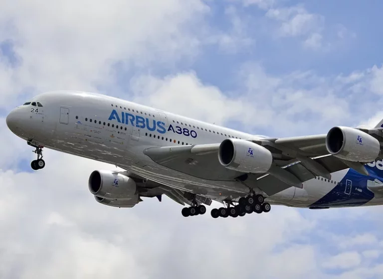 Un piloto explica los riesgos de no usar el 'modo avión' del móvil durante un vuelo