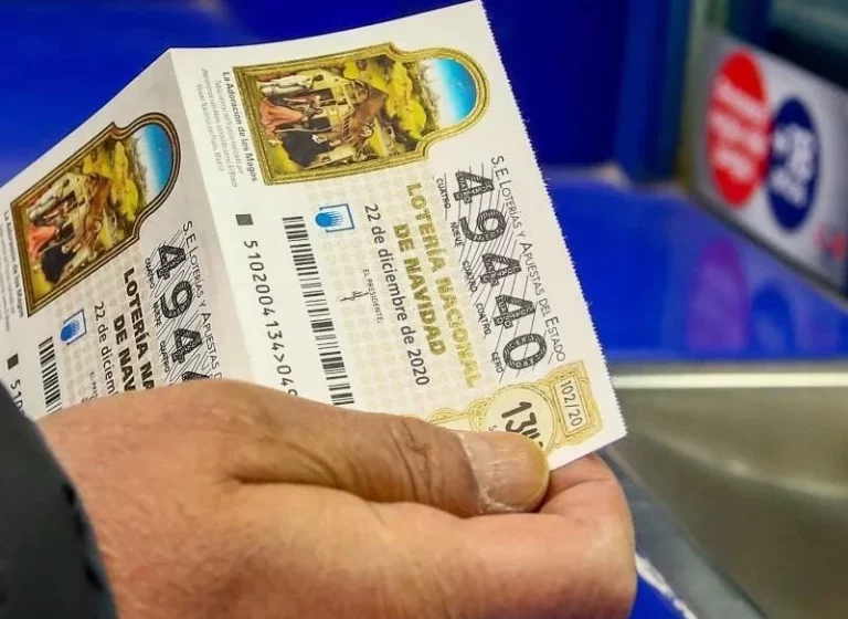 La OCU explica cómo compartir un décimo de Lotería de Navidad por WhatsApp de forma segura