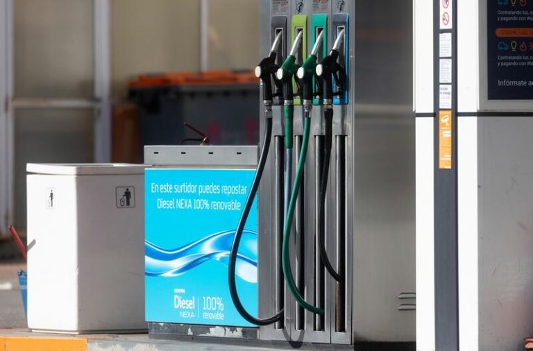 El precio de gasolina y diésel alcanza máximos en tres meses en el puente de la Constitución