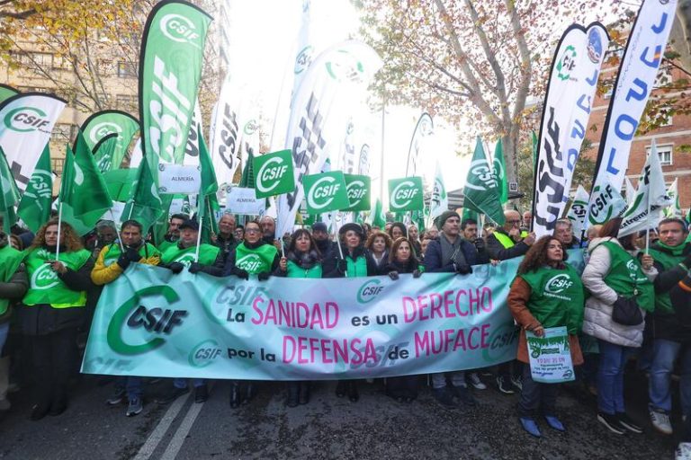 Los funcionarios se manifiestan en Madrid para exigir la continuidad de Muface: "No descartamos la huelga"