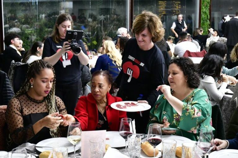 La iniciativa 'Te invito a cenar' cumple doce años y reunirá por Navidad a 1.000 personas en situación de vulnerabilidad