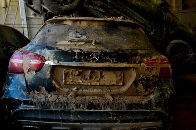 Las labores de limpieza de lodo en los garajes afectados por la riada "avanzan con intensidad" y continuarán en Navidad