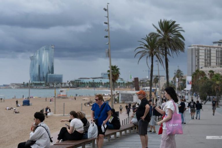 El Año Nuevo arrancará con un aumento en las temperaturas y chubascos ocasionales con tormentas en el Mediterráneo