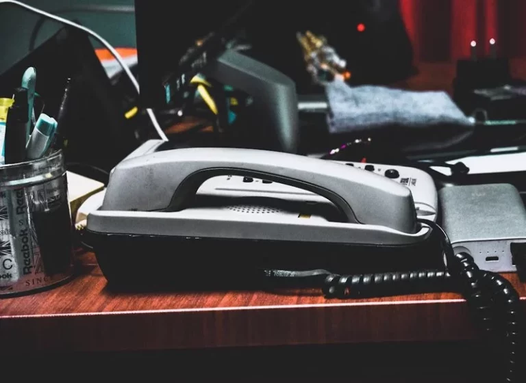 La razón por la que deberías deshacerte del teléfono fijo y proteger a tus mayores