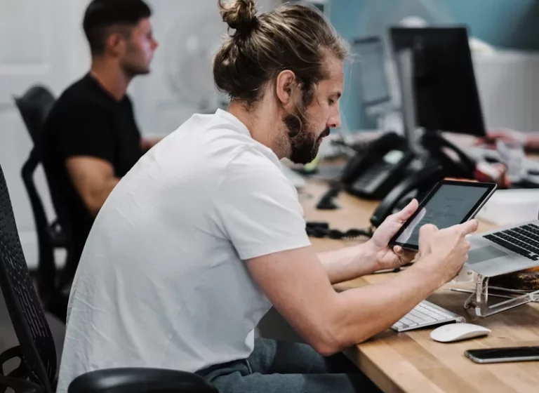 Dale una segunda vida a tu vieja tablet con Android Auto: Así puedes usarla como pantalla en tu coche