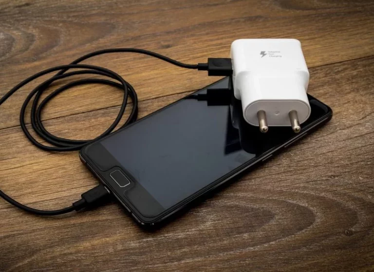 ¿Por qué se calienta el cargador del smartphone durante la carga? Así puedes evitar un incendio