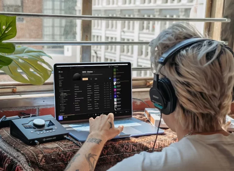 Así puedes crear la mejor lista de reproducción para Fin de Año en Spotify y YouTube Music