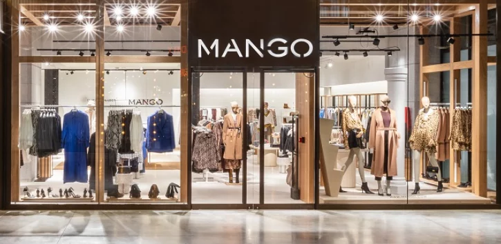 3 blusas estampadas de Mango, perfectas para llevar a capas y que podrás usar durante todo el año