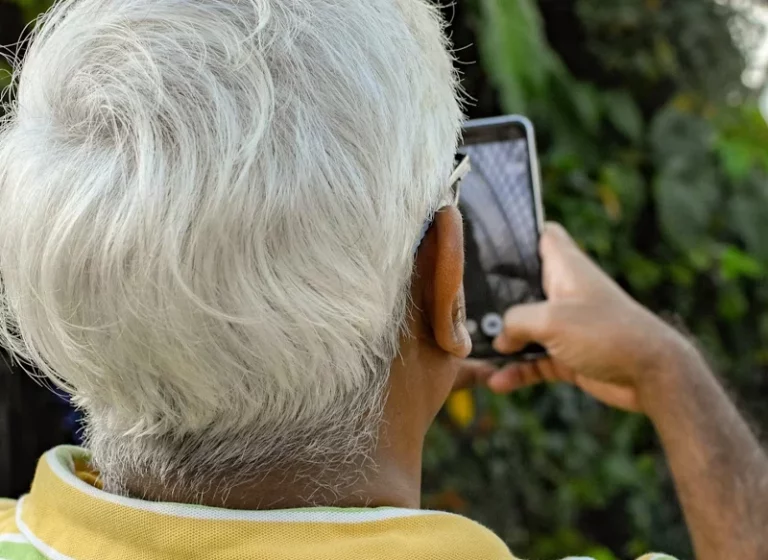 Los mejores teléfonos móviles para mayores que puedes regalar por Navidad y Reyes