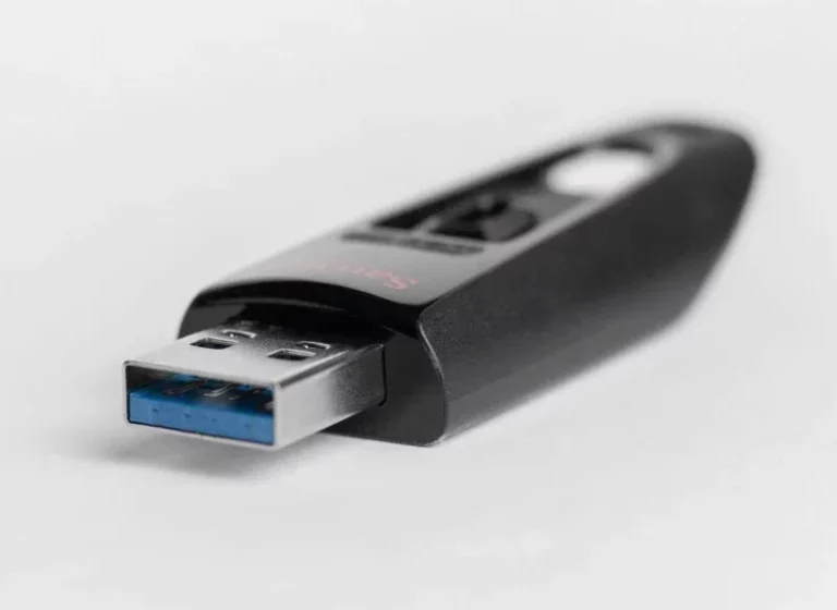 Qué ocurre si conectas un pendrive USB al cargador del móvil 