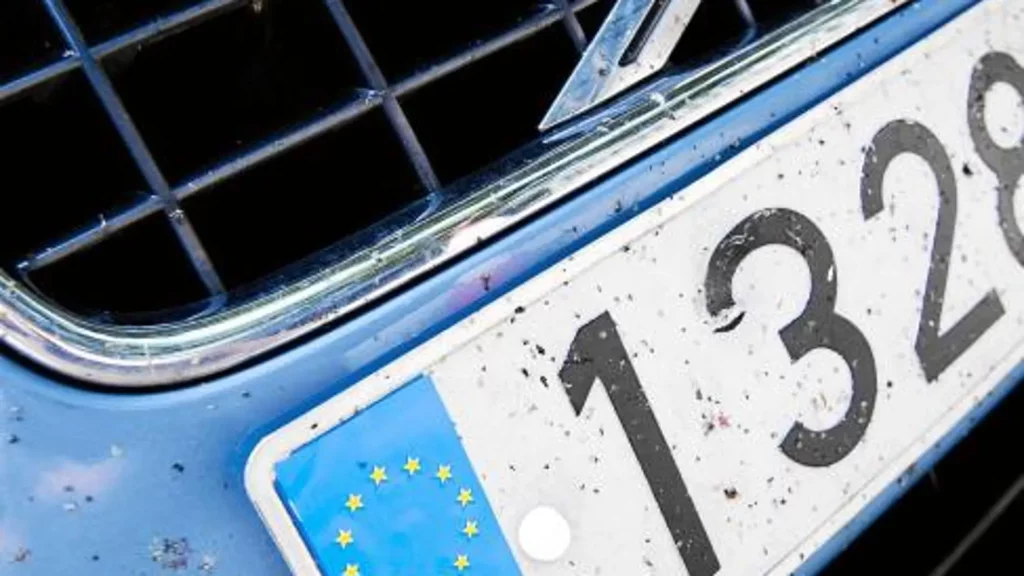 Se le ocurre tapar la E de la matrícula por CAT de Cataluña y se lleva una multa histórica de la DGT 99 El impacto social y legal de casos como el de la pegatina 'CAT'